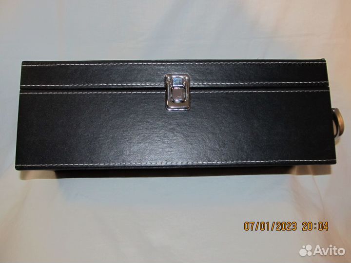 Бутылку из-под французского шампанского в футляре