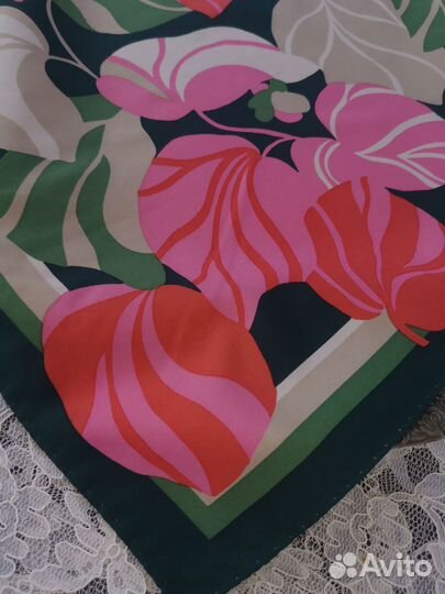 Яркий винтажный платок