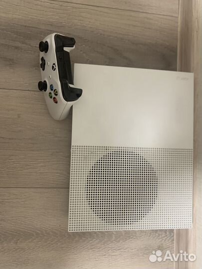 Xbox one s 1tb 1 геймпад с дисками + подписка