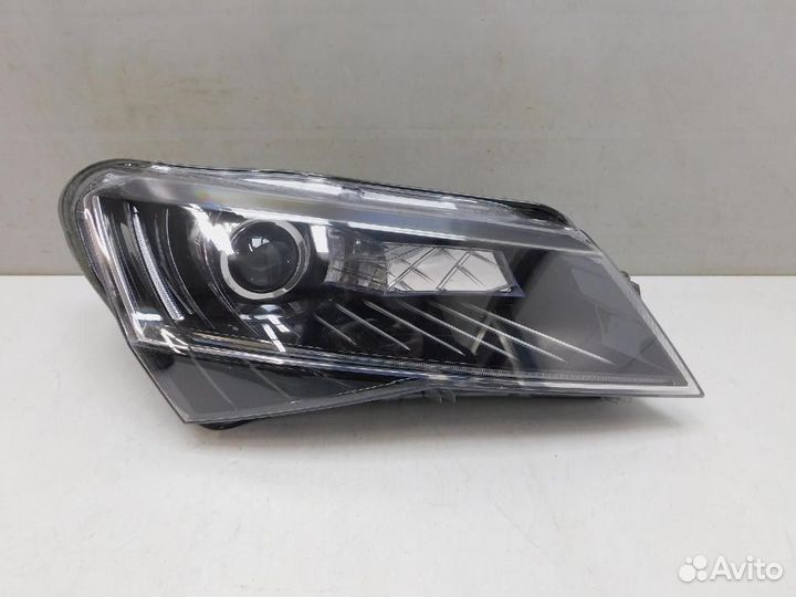 Фара правая Skoda Superb