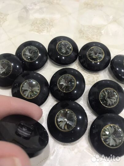Пуговицы черные с камнем