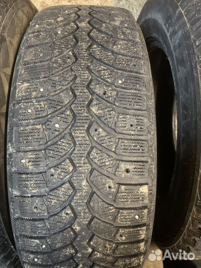 Bridgestone Blizzak Spike-01 235/65 R17 108T