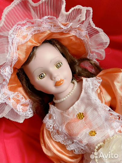 Фарфоровая коллекционная кукла