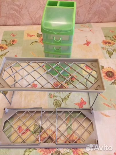 Пластиковый комодик и две раскладные полочки
