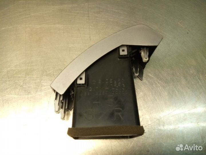 Дефлектор обдува правый Mitsubishi Outlander Xl