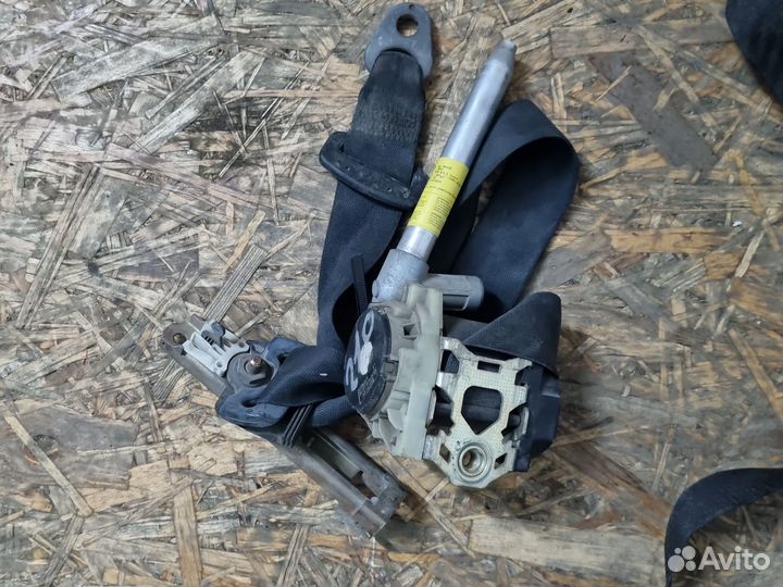 Ремень безопасности Mercedes 210