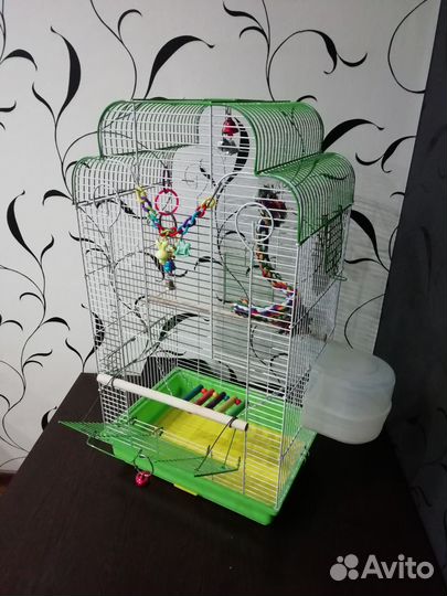 Клетка для попугая с игрушками и ванной