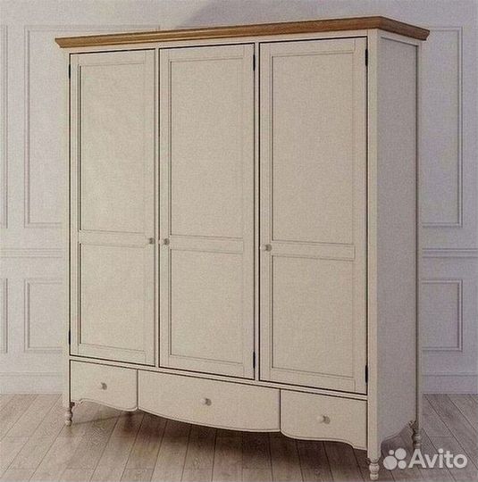 Шкаф платяной