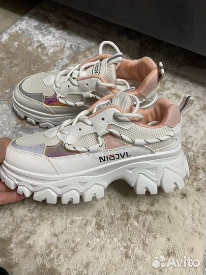 Кроссовки женские