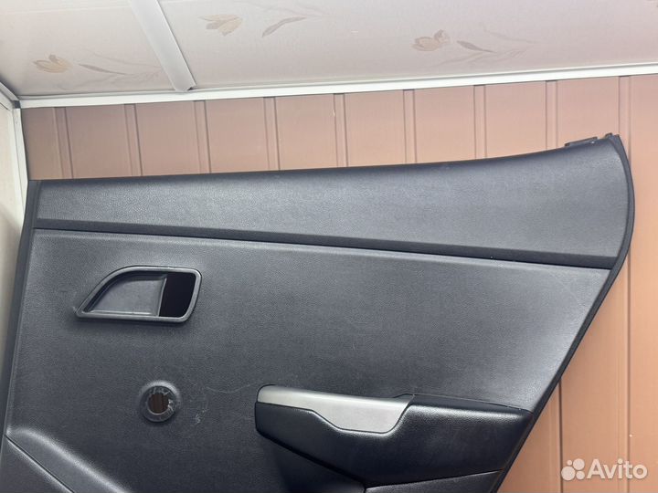 Обшивка задней правой двери Kia Rio 3