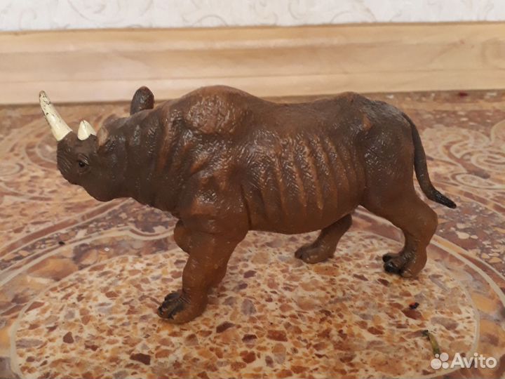 Игрушечный носорог