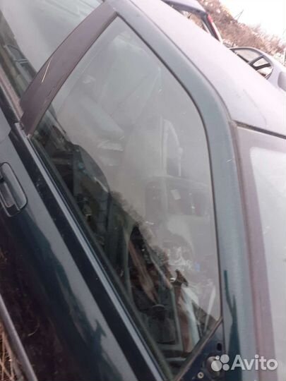 Переднее правое стекло Peugeot 406