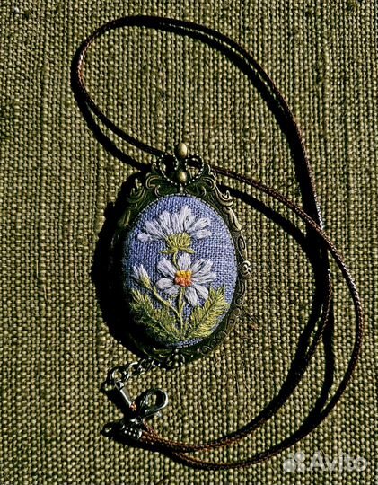 Брошь-кулон с вышивкой ручная работа