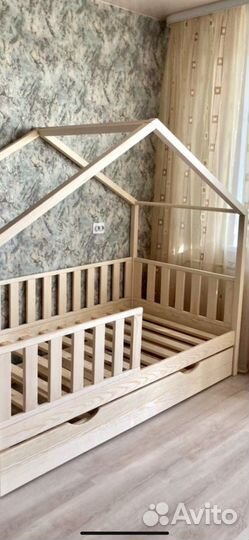 Кровать домик из массива сосны