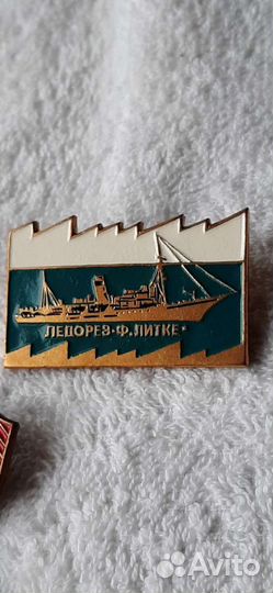 Нагрудные значки