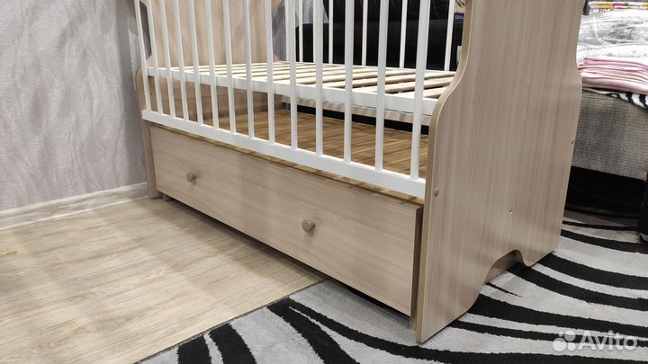 Детская кровать с маятником и ящиком