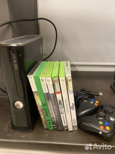 Xbox 360 s с 2 джойстиками и играми