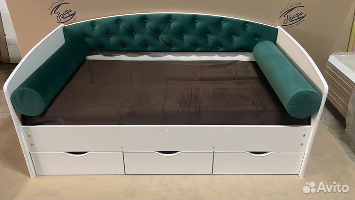 Кровать Алиса с мягкой спинкой без бортика + валик