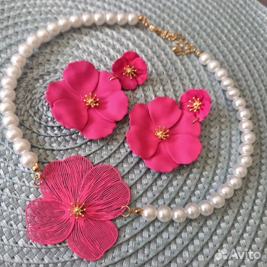 Серьги с цветами и чокер для фотосессии