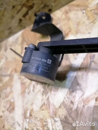 Датчик положения кузова задний Nissan Teana J32