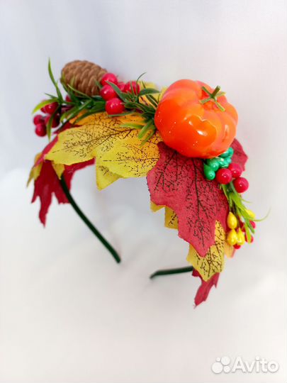 Осенний ободок с тыквой и кленовыми листьями