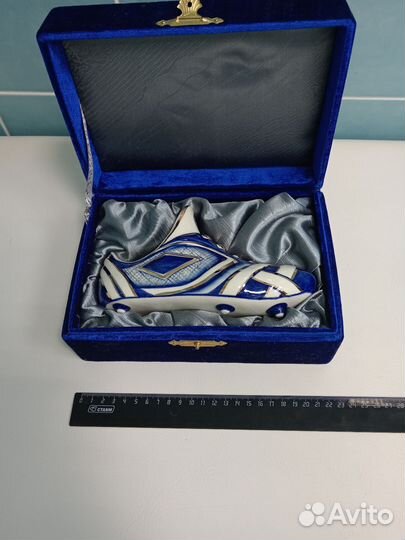 Футбольный бутс