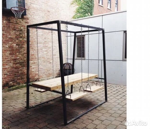 Садовая беседка на качелях