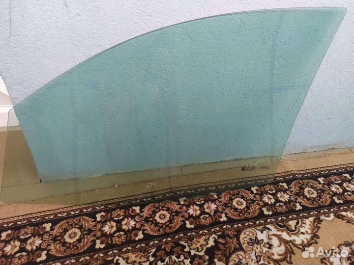 Стекло боковое на Ford Fusion