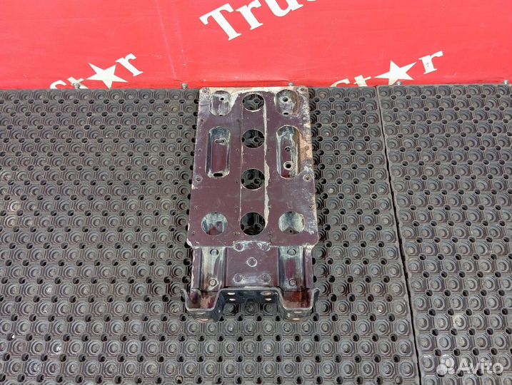 Кронштейн крыла переднего