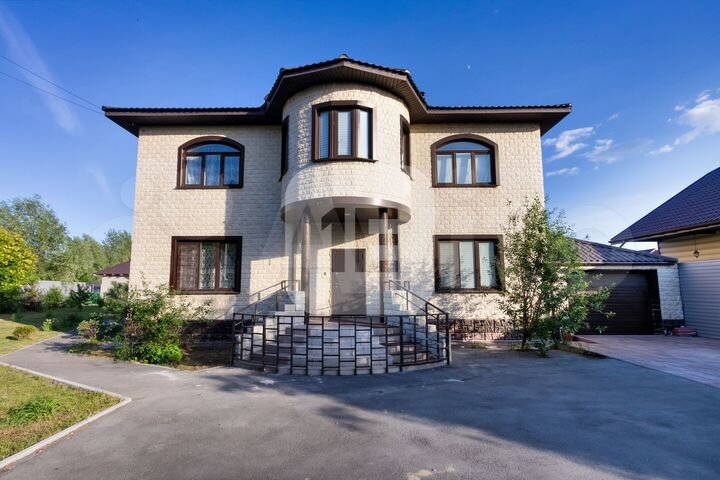 Коттедж 275 м² на участке 10 сот.