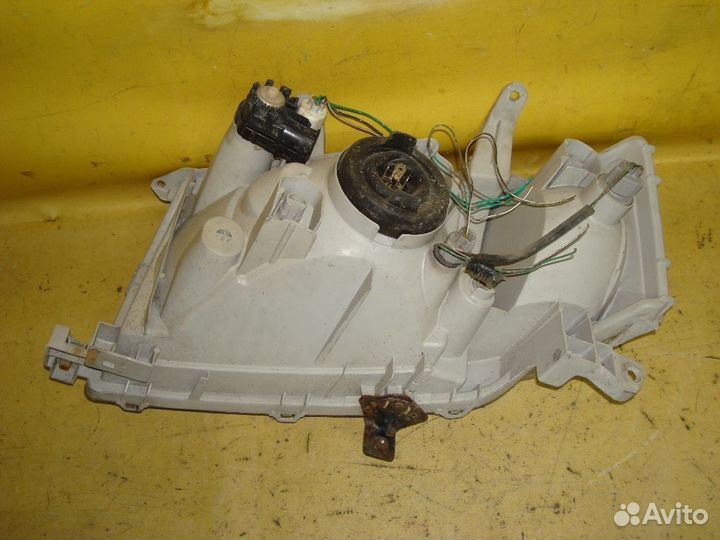 Фара Toyota Probox NCP51V (Правое)