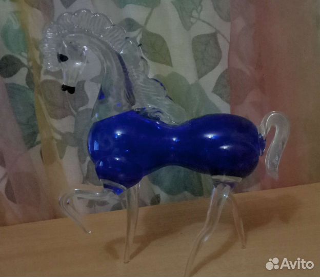 Стеклянные статуэтки