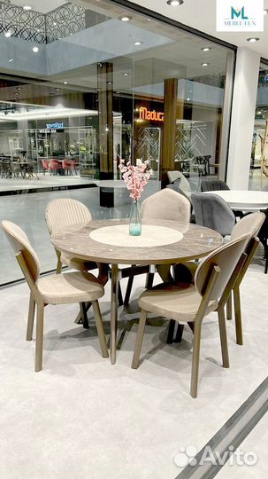 Круглый стол и стулья