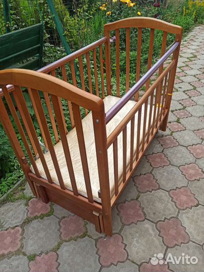 Детская кроватка с продольным маятником