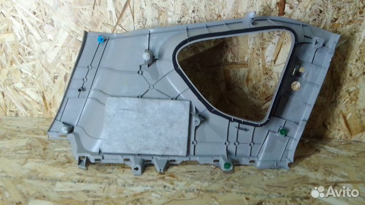 Обшивка задней правой стойки Toyota Rav 4(40)