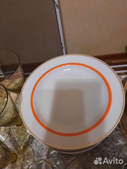 Тарелки разные, посуда, столовые приборы