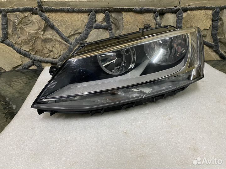 Фара левая Volkswagen Jetta 6 галоген оригинал