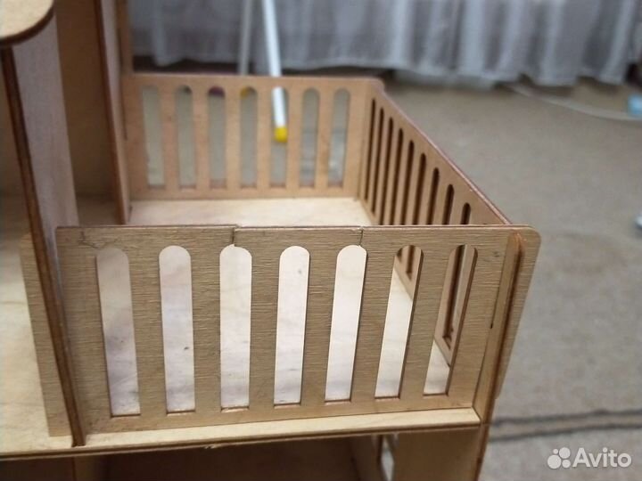 Деревянный домик с мебелью