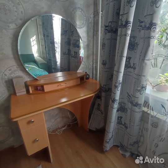 Туалетный столик с зеркалом