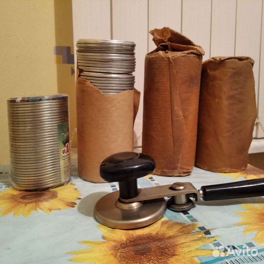 Закатывающее устройство для банок и крышки