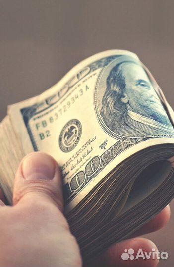 Водитель на своем грузовом авто на работу