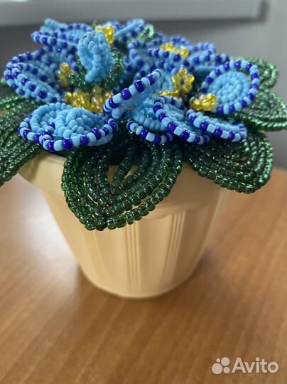 Фиалка ручной работы из бисера