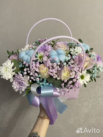 Композиция хлопок, хризантемы, гипсофила, розы