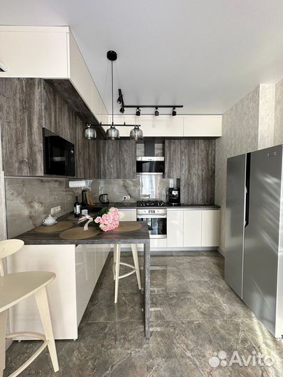 Кухня на заказ под потолок