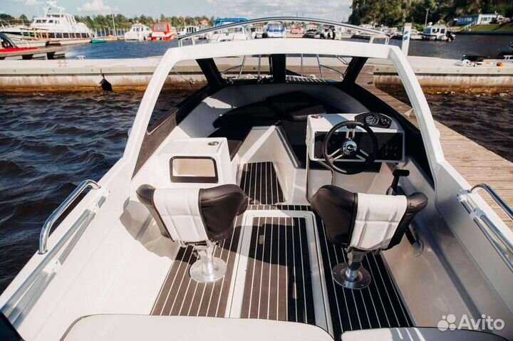 Катер Phoenix 530HT, Полурубка