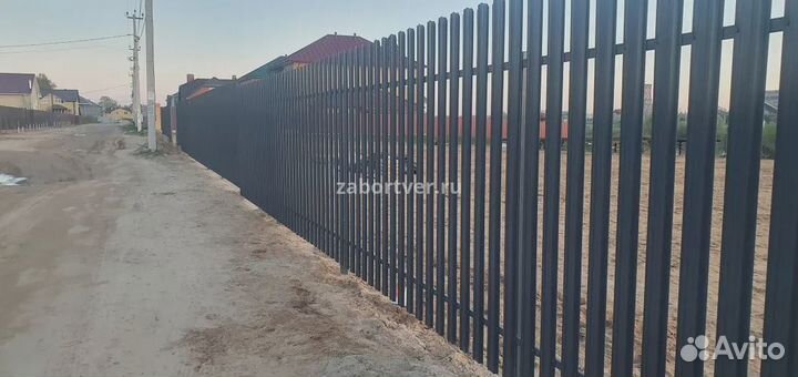 Забор из металлического штакетника RAL7024