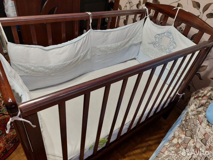 Детская кроватка с маятником и ящиком