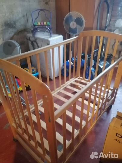 Детская кроватка с маятником