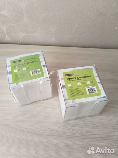 Бумажные блоки для записи в пластиковом стакане