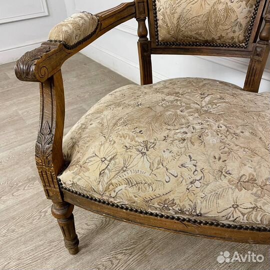 Старинное низкое кресло в стиле Людовика XVI